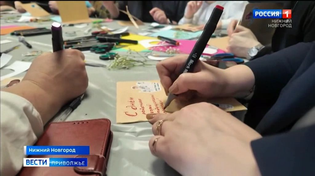 Социальные участковые вместе с нижегородцами поздравили сотрудников скорой медицинской помощи