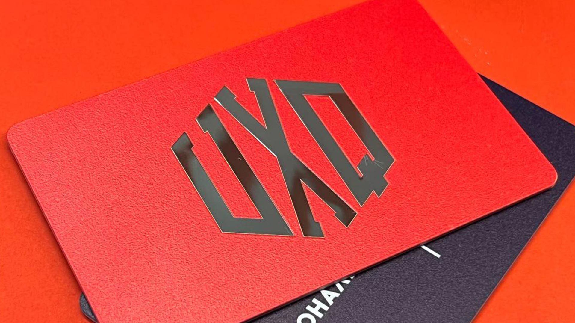 Эксклюзивные пластиковые карты с инкрустацией металлического логотипа