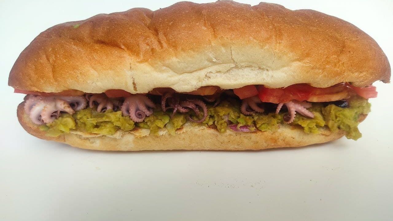 Экзотический хот-дог с осьминогами