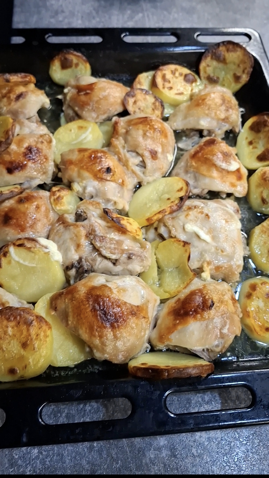 Вкусный ужин❤️🔥Запечённый картофель с куриными бедрышками в духовке😋#еда #курица #картофель
