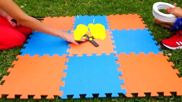 Влад и Никита играют на свежем воздухе