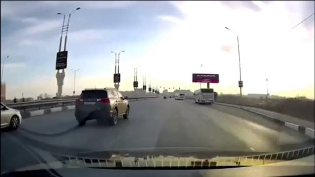 Опасная езда на трассе в Омске