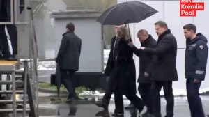 Самый вежливый из людей верен своим принципам даже в непогоду.

Президент России пожертвовал комфорт