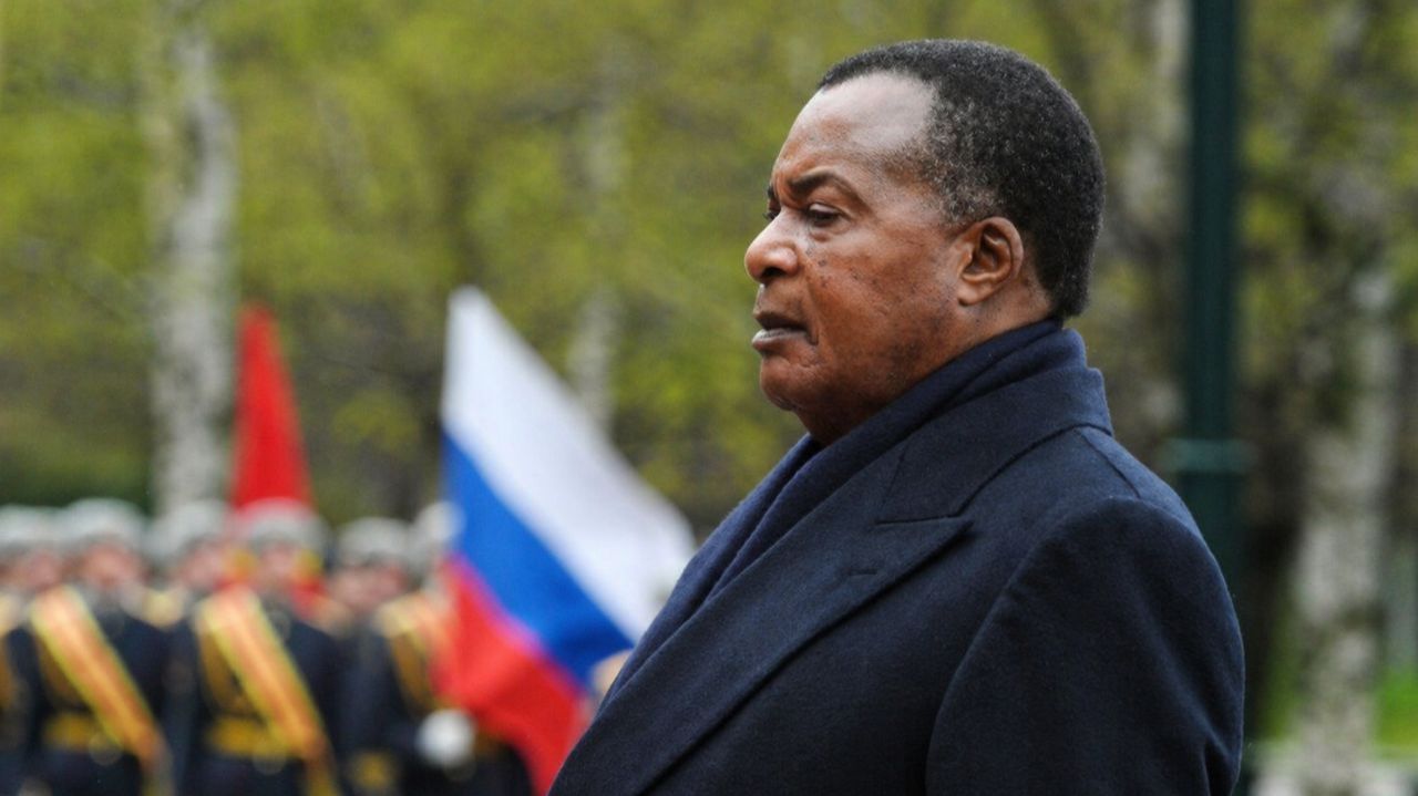 Президент Республики Конго возложил венок к Могиле Неизвестного Солдата в Москве