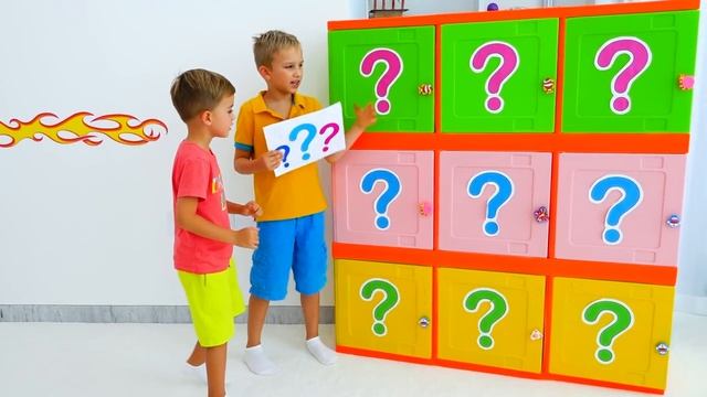 Влад и Никита играют с машинками Disney