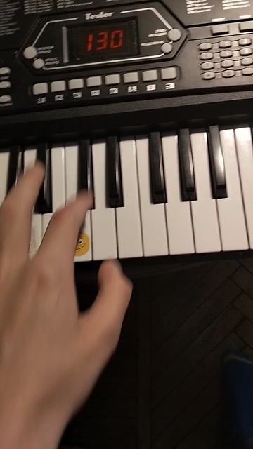 Эйя на пианино