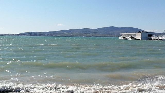 Геленджик. Ветренно. Небольшой шторм на бухте.