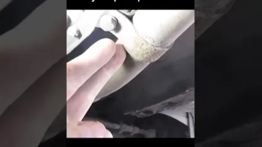 Стук при трогании авто причина1