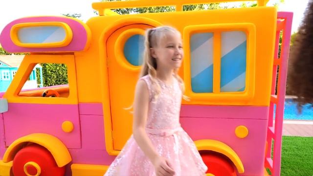 Диана устраивает День Рождения Щенка Барби, вечеринка