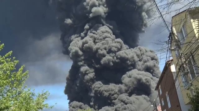 ТУАПСЕ. Жителей Туапсе эвакуируют с ближайших к заводу улиц, часть города осталась без воды.