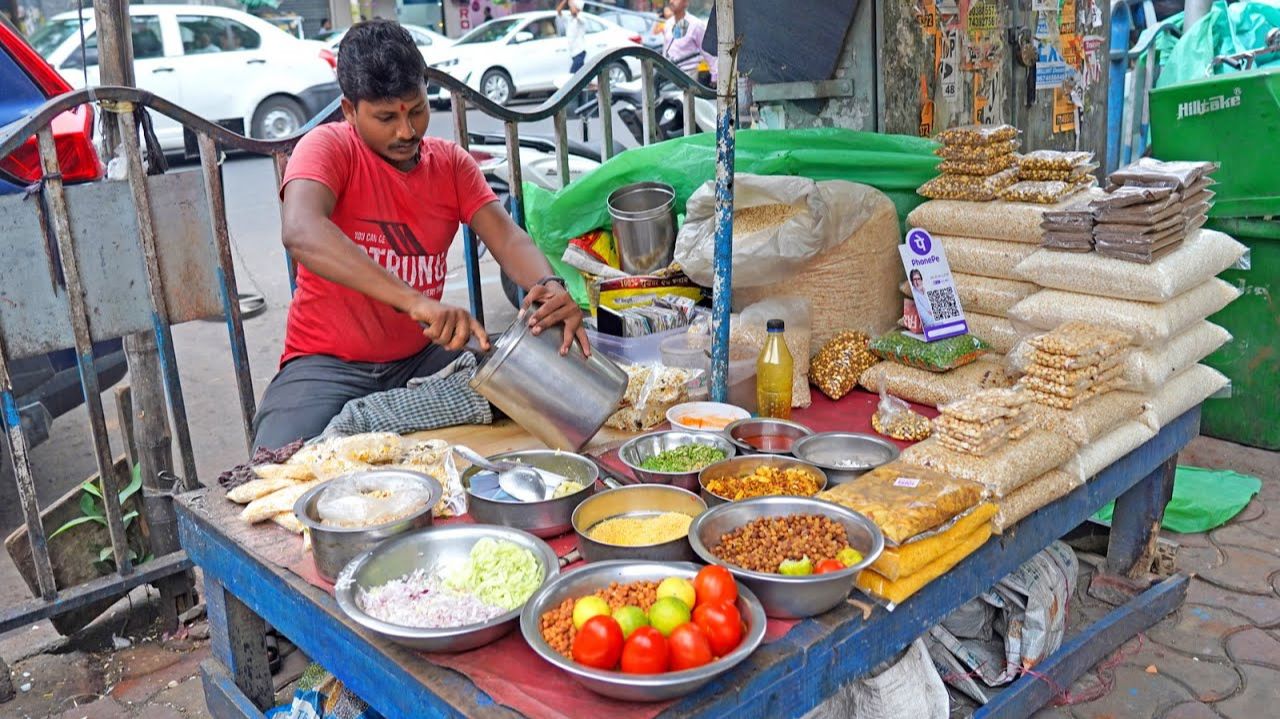 Острый овощной воздушный рис из Калькутты с 18 ингредиентами — индийская уличная еда