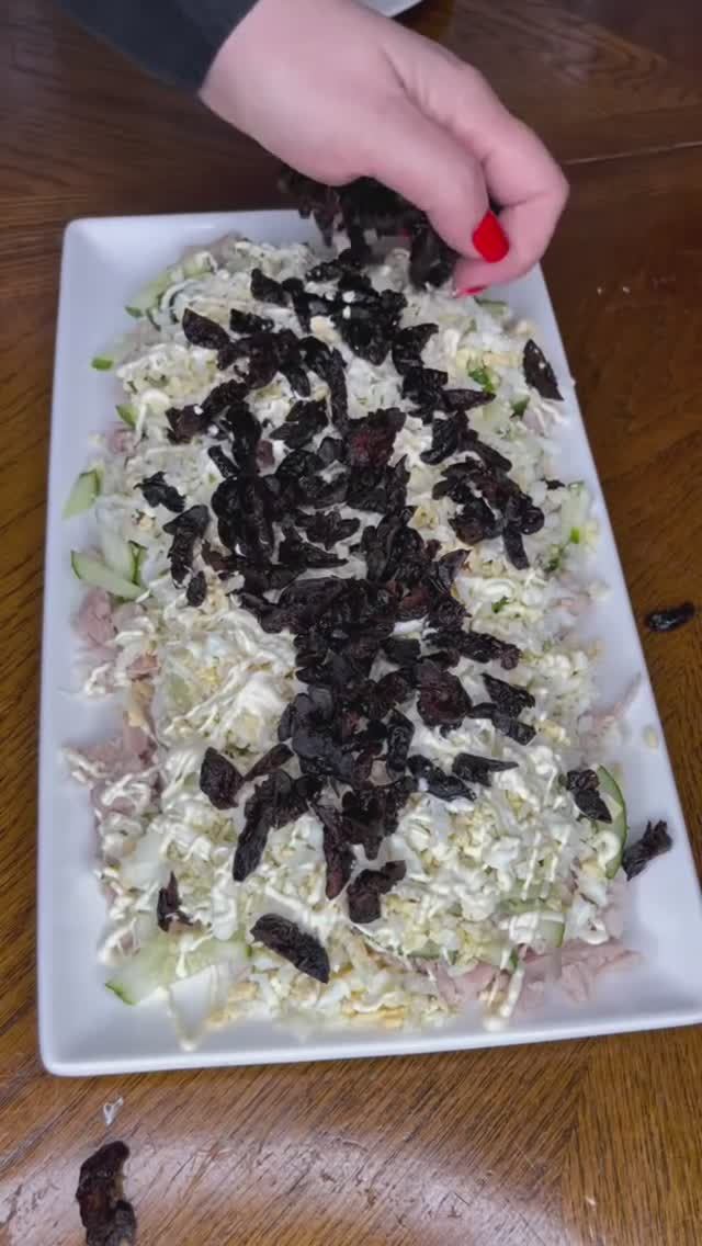 Нежный салат с курицей и черносливом.