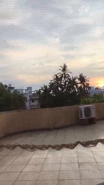 Мое прекрасное утро в Индии. Я сплю в домике прозрачном на балконе.