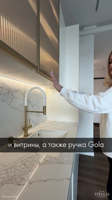 Кухня из эмали в современном стиле со столешницей из кварца