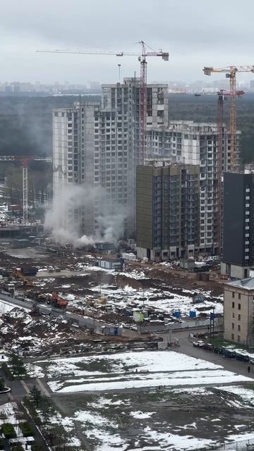 Бытовки горят на Домостроительной улице в Солнцево утром 29 апреля