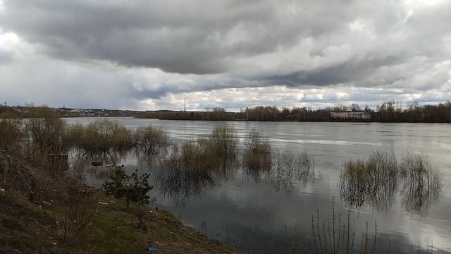 Вид над рекой Окой.Вода убывает.
