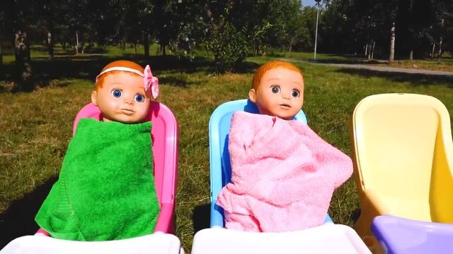 Влад и Никита играют с куклами на детскои площадке