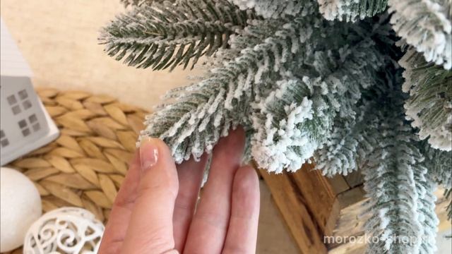 Настольная ель Берген заснеженная 65 см в деревянном кашпо, ЛИТАЯ + ПВХ, DC2132