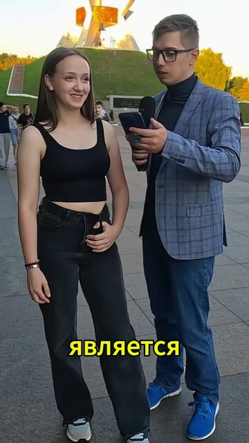 Что девушка носит каждый день а снимает 1 раз в год?