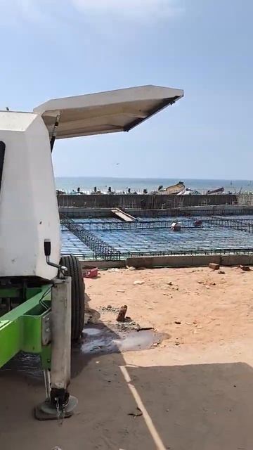 Южная Индия. Что то строят на рыбацком пляже Индийского океана