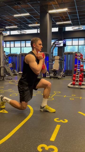 Сплит-присед с гантелью у груди