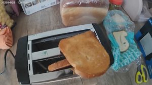 Вот такой вкусный, золотистый и хрустящий хлебушек выскакивает из тостера.