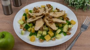 Салат с курицей, яблоком и грецким орехом