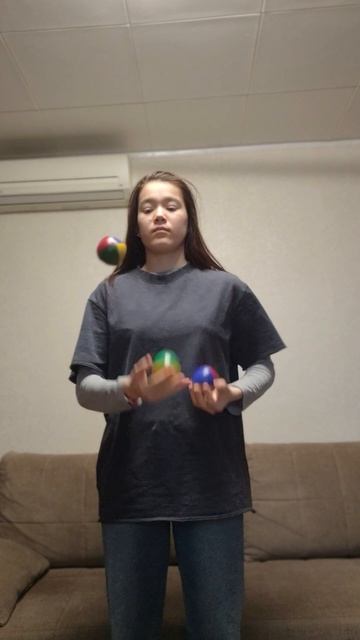 вроде умеешь жонглировать но мячи всё равно падают? тогда это видео для тебя