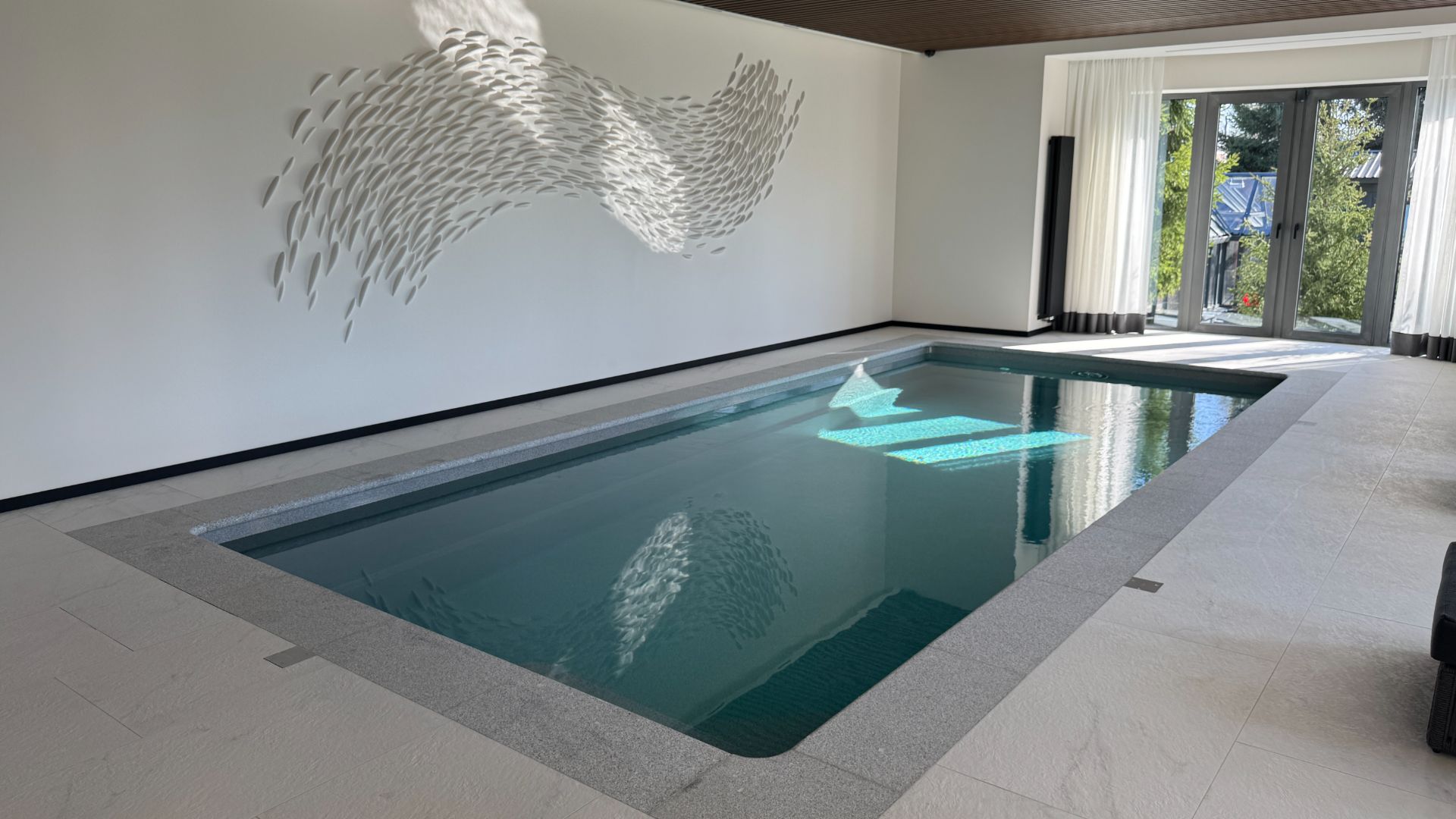 Композитный бассейн внутри помещения