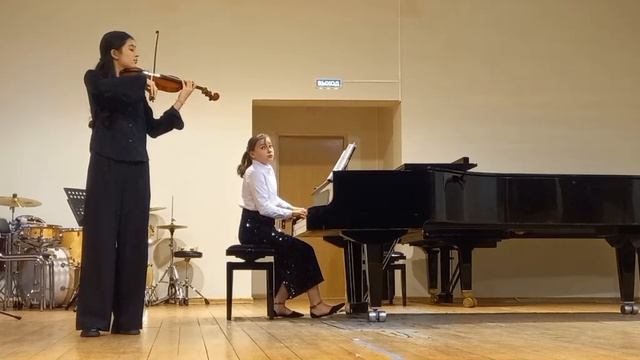 7.Кахарова Мохира, скрипка и Букина Серафима, ф-но - Ave Maria, И.С.Бах, преп. Деденкова Р.Н. и День