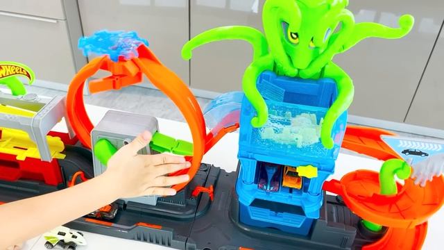 Влад и Никита играют в автомоику и строят город Hot Wheels