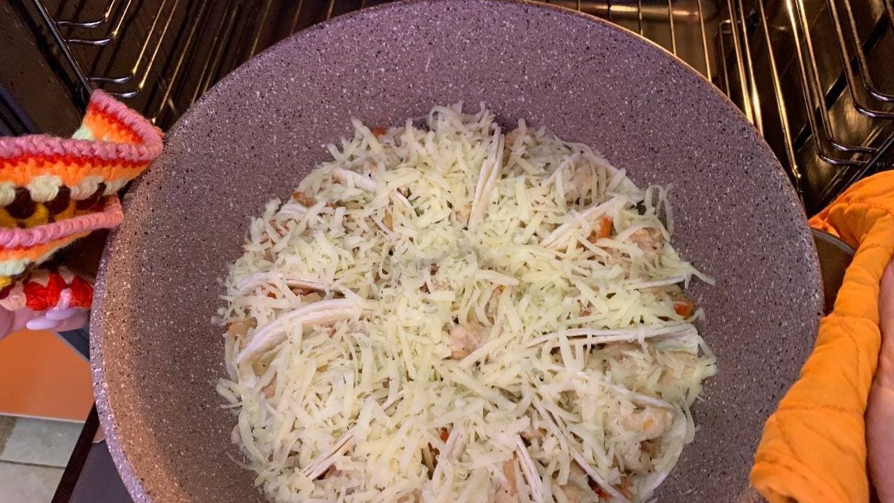 Домашние тако с курицей и овощами под сыром