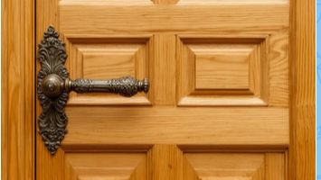 Как врезать замок в деревянную дверь.