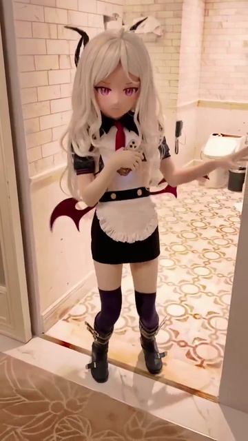 Маленький кигуруми-суккуб машет своими маленькими крылышками.)