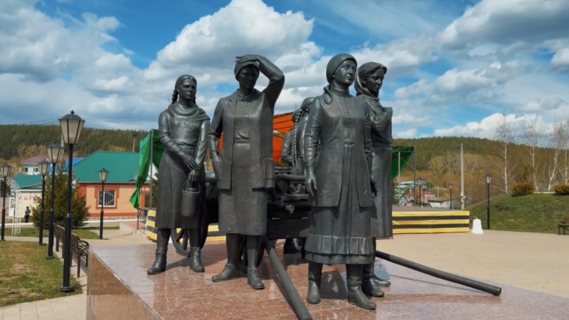 Видеорепортаж на тему: открытие монумента 41-нең арбалы катындары в селе Стерлибашево