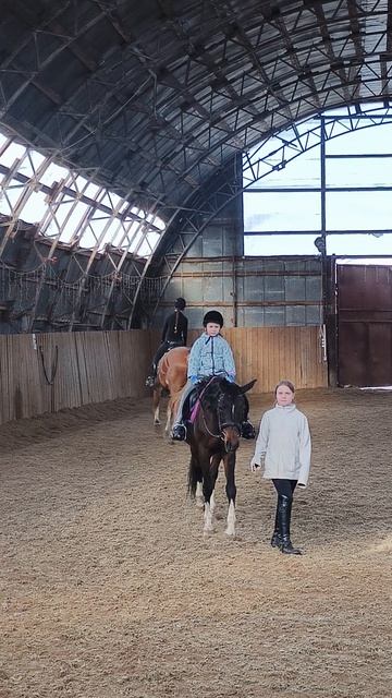 София помогает шагать Олесе на Флейте в манеже.