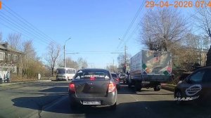 Через двойную сплошную вслед за скорой