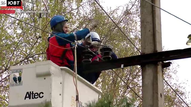 Сильный ветер обрушил деревья и крыши в Альметьевске