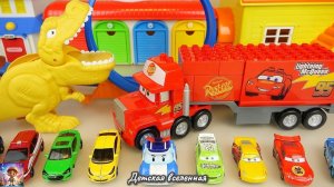 ДИНОЗАВР И РАЗНОЦВЕТНЫЕ ТАЧКИ НА КРУГЛОМ ТРАКЕ / АВТОМОБИЛЬНЫЕ ГОНКИ / ДЕТСКАЯ ВСЕЛЕННАЯ