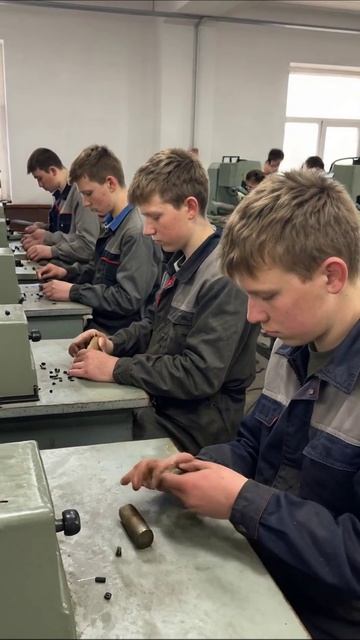 Безысходность труда: молодость затеряна в серых стенах труд безысходность молодёжь завод