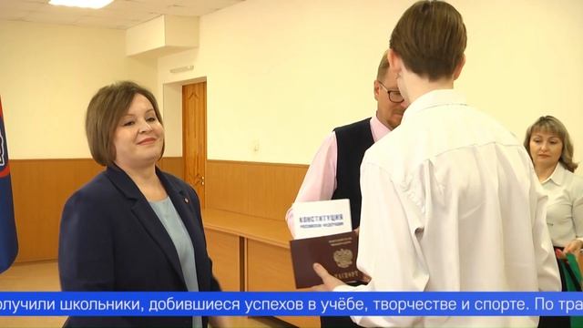 Четырнадцати юным первоуральцам сегодня вручили первые паспорта