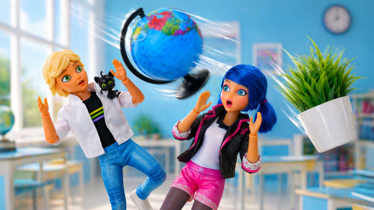 В классе сами по себе летают вещи?! Леди Баг и Супер Кот спасают контрольную! Игрушки для детей