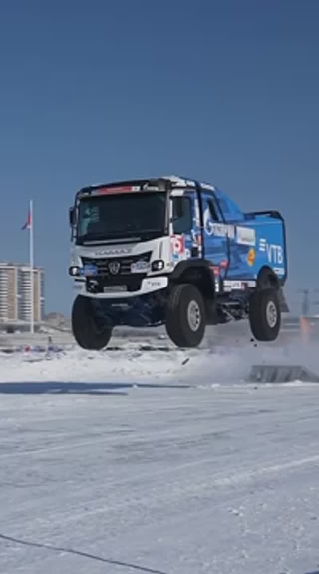 Легендарные КАМАЗы, несущиеся на полной скорости