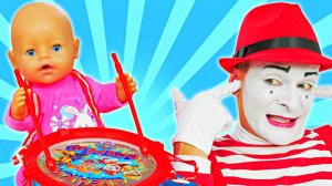 Кукла Беби Бон Эмили играет на барабанах! Мим Сэм удивлён 🥁🎶