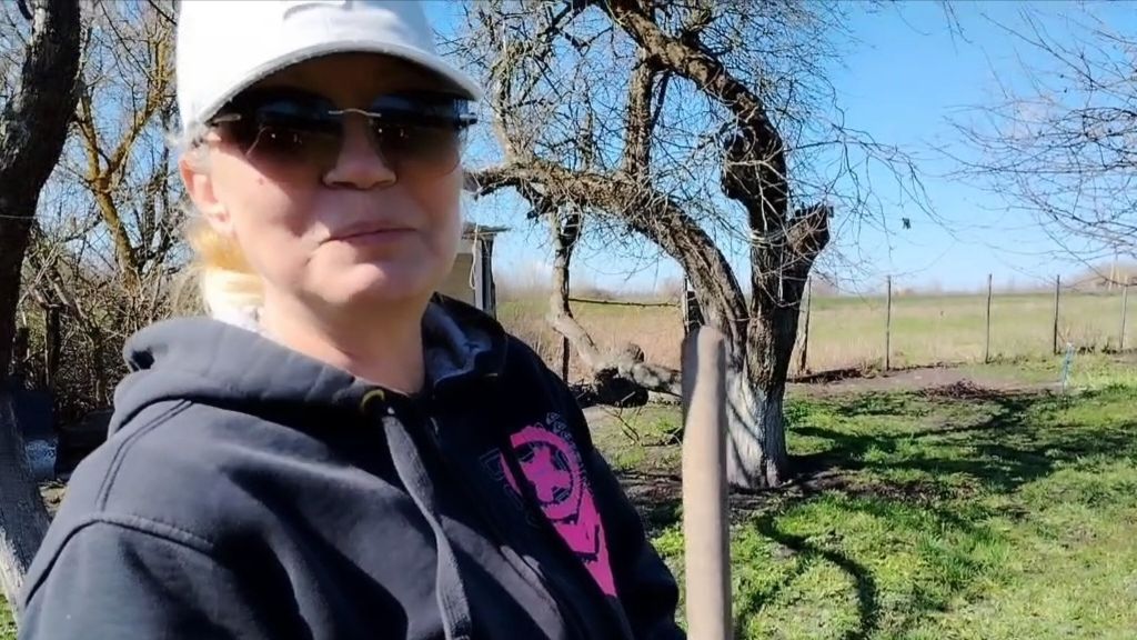 Маленькие огородные дела копаем и сажаем.