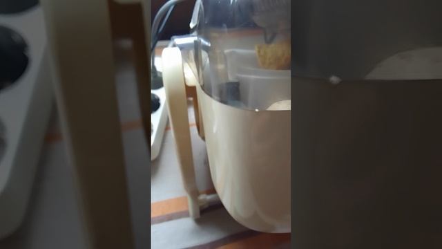 Закладка куриных яиц в инкубатор.