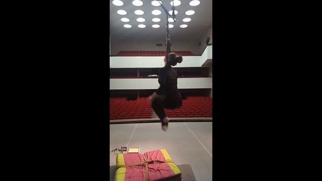 Занятие на трапеции: элемент вращение в петле на шее. Обучение воздушной гимнастике для девушек