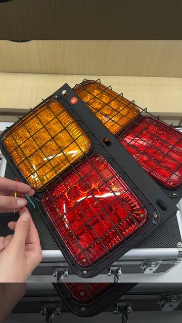 Фонарь задний грузовой с решеткой 24 вольт 2 штуки STP-12