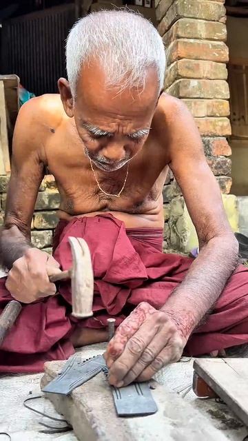 96-летний дедушка делает обувь из старых шин