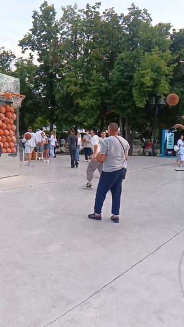 Алтынник Николай и Алтынник Алексей на спортплощадке